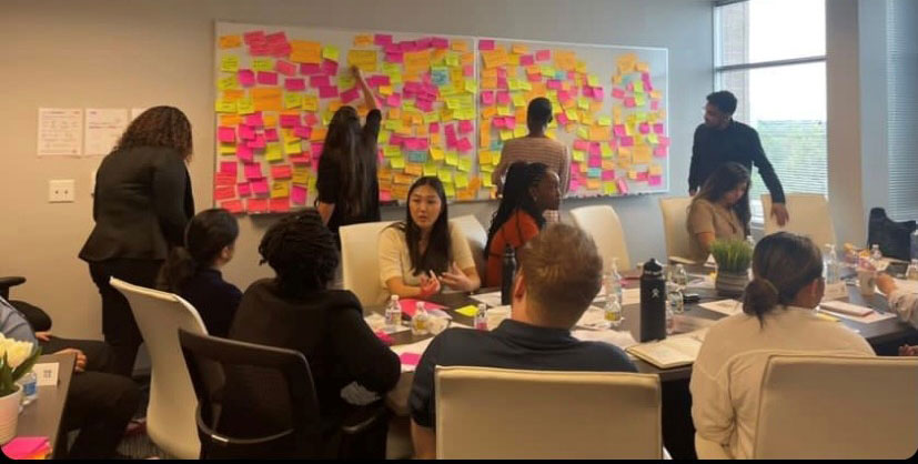  The NMGZ student group holds a brainstorming session, using post-it notes to generate ideas