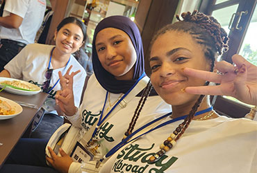 University of Akron students dining in Thailand