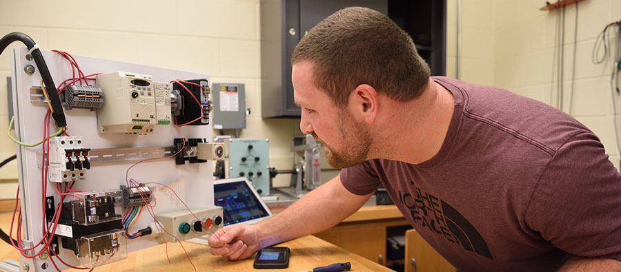Electrical and Electronic Engineering Technology Bachelor's Degree at UA