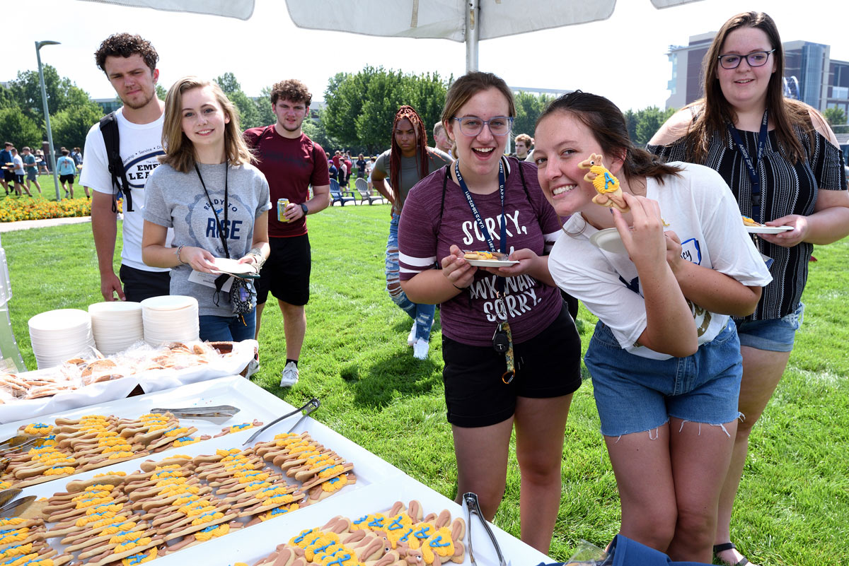 New students pick up Zippy cookies