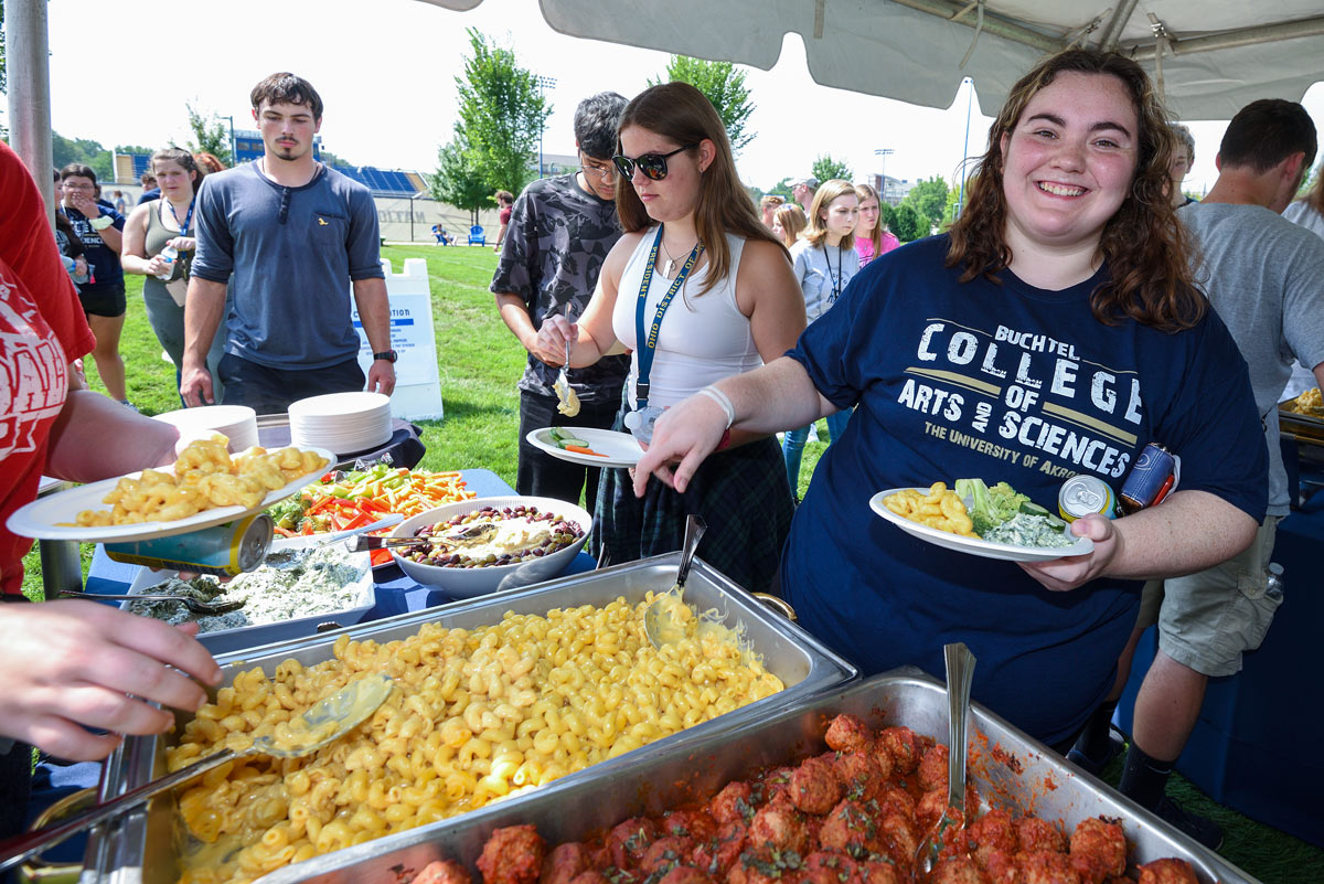 New students enjoy picnic foods, including mac and cheese