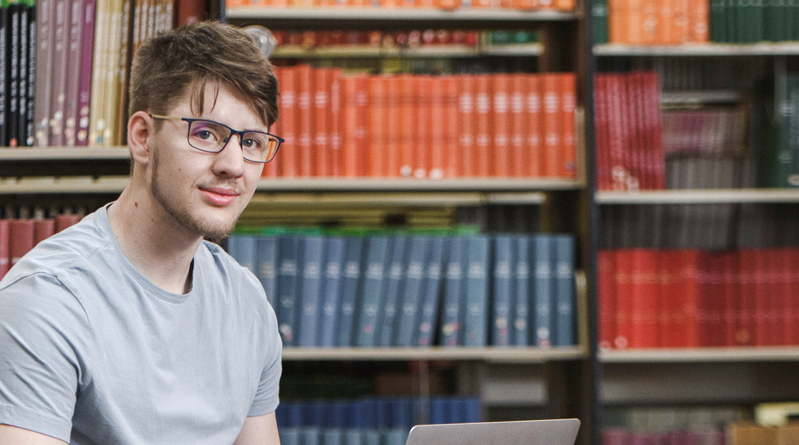 An MSL student is studying online